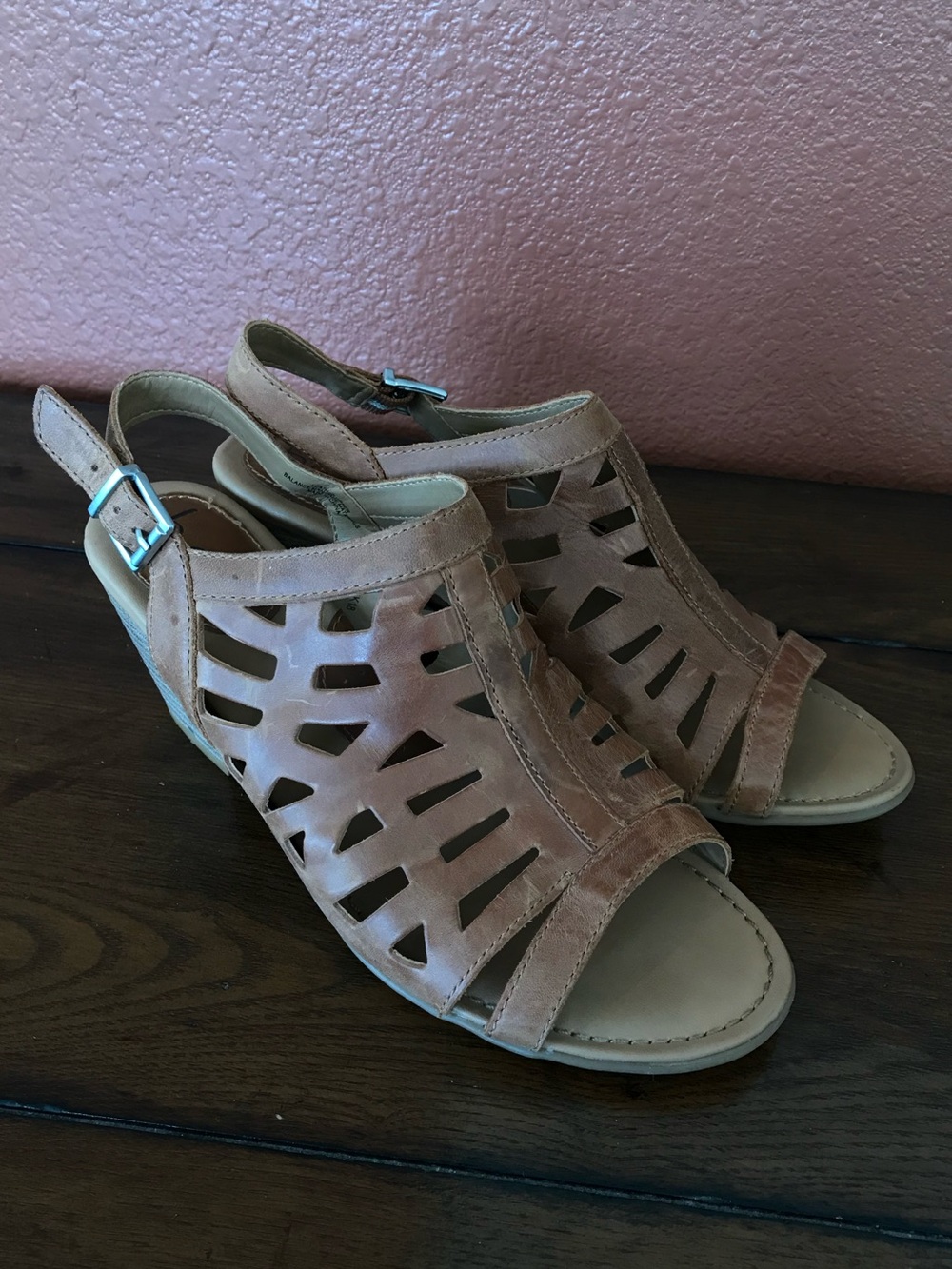 b.o.c. Women’s 9 Neutral Tan Leather Upper Cutout Slingback Sandals in EUC